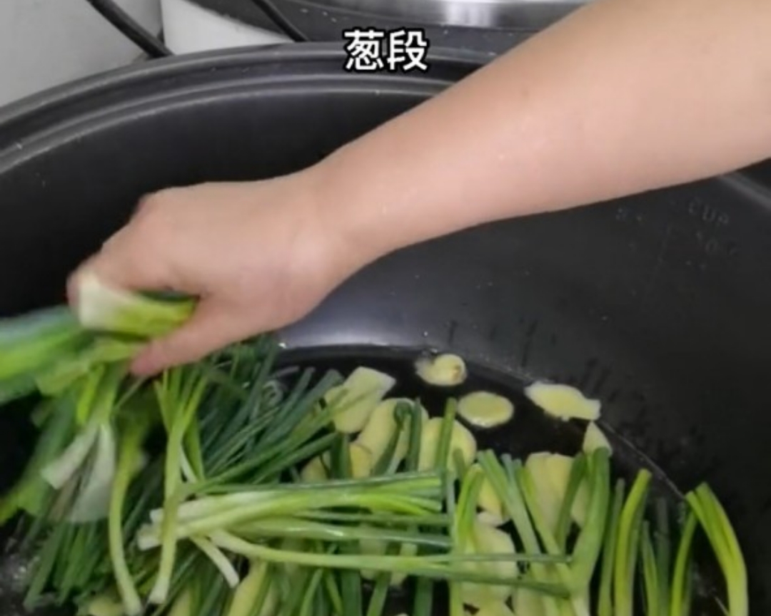 电饭锅盐焗鸡爪的做法 步骤10
