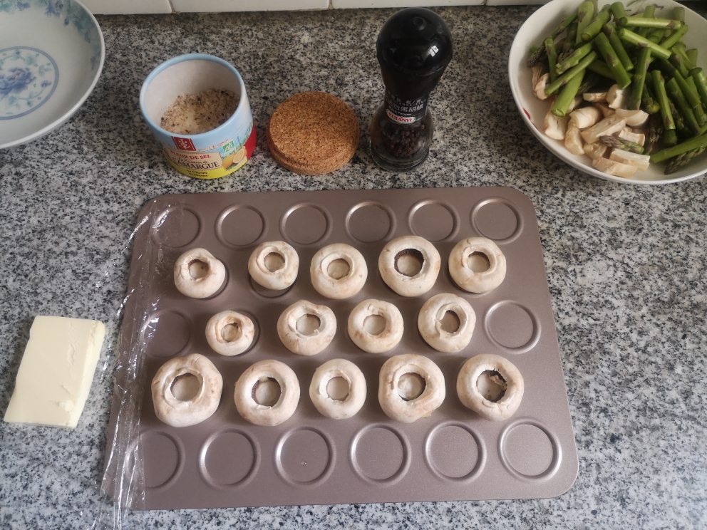黄油烤蘑菇的做法 步骤1
