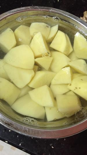 西红柿牛腩焖土豆的做法 步骤4