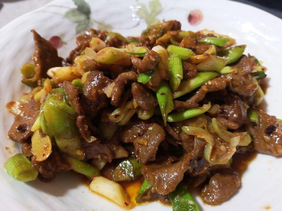 厨师长教你：“葱爆牛肉”的家常做法，葱香味浓郁先收藏起来