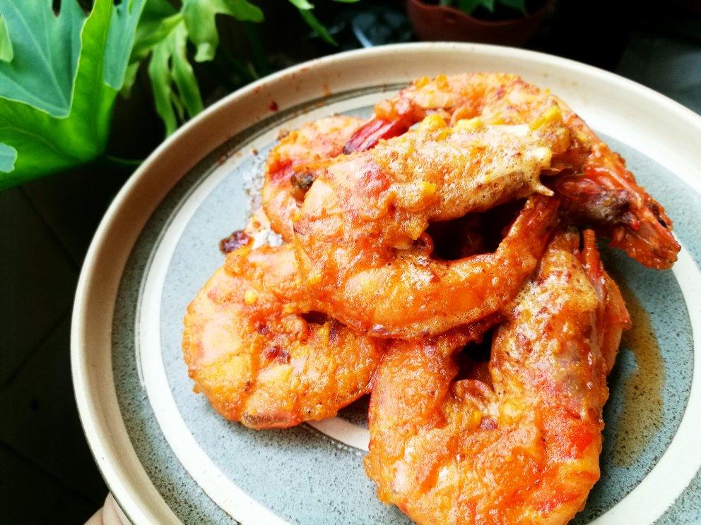 肥美的小猪做的咸蛋黄炒虾