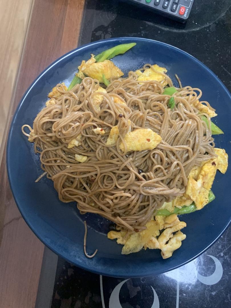 好吃到飞起青椒鸡蛋炒面！零失败