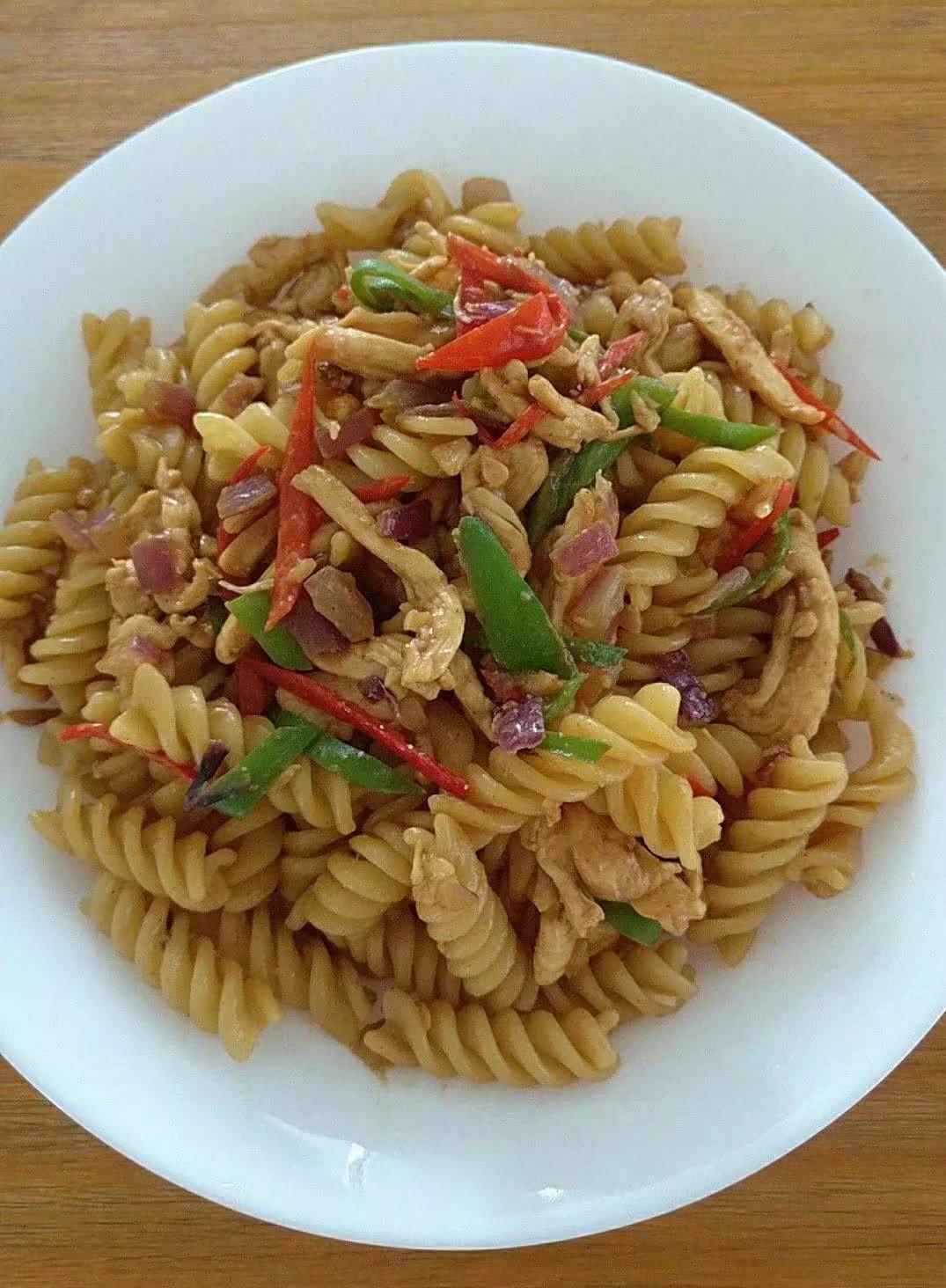 黑椒鸡丝意面