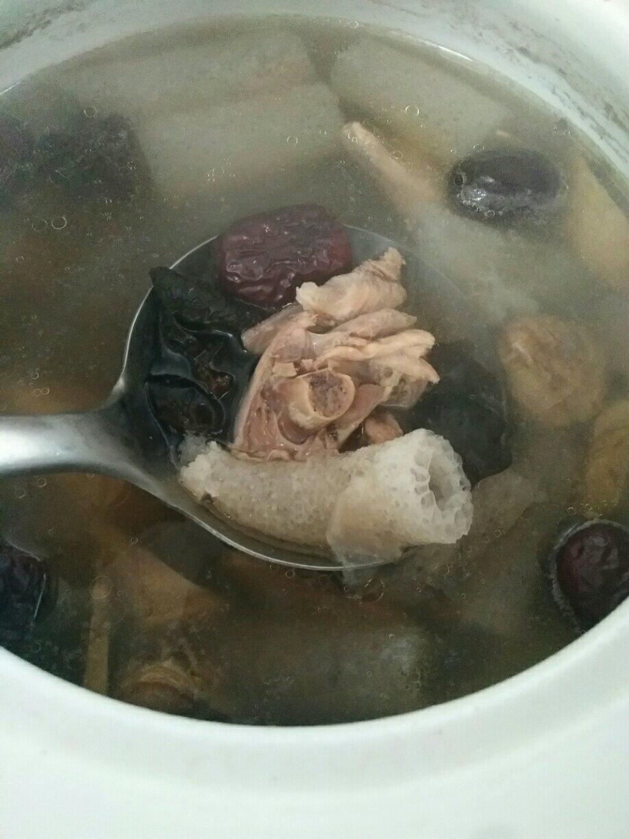 竹荪土鸡汤