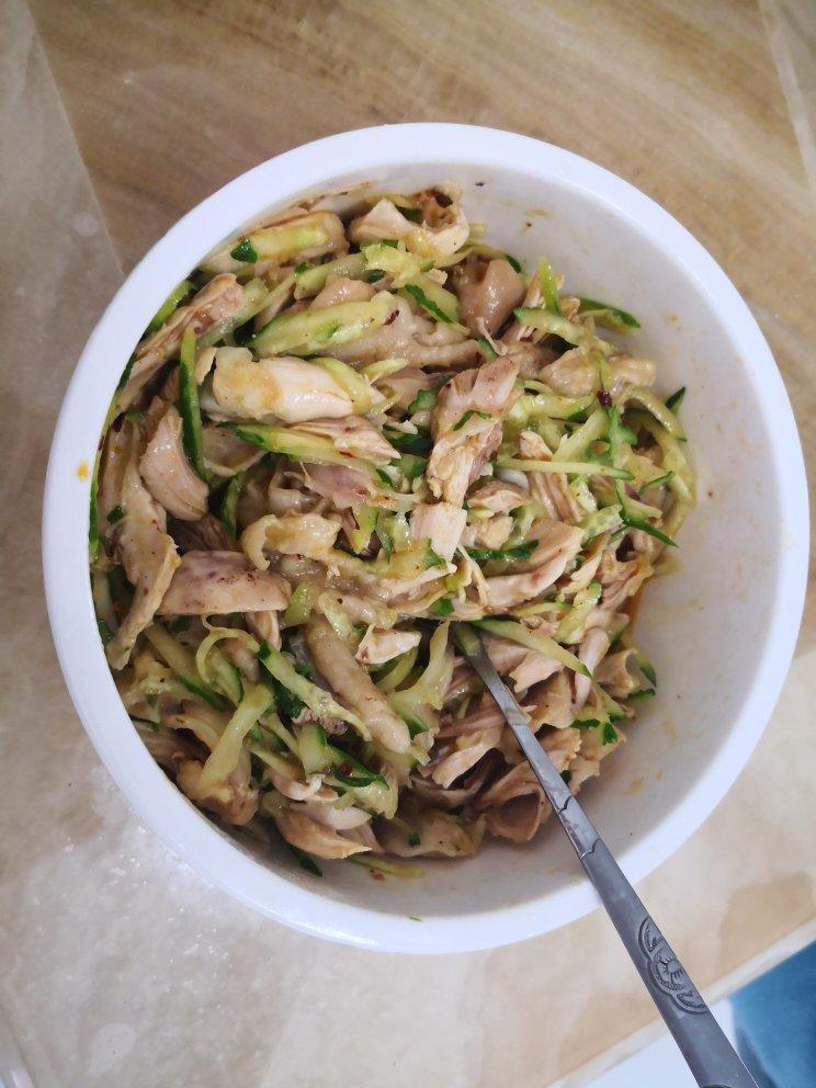 香飘几条街的招牌凉拌菜钵钵鸡，在家轻松做！嫩滑鲜香，能吃得相当过瘾！