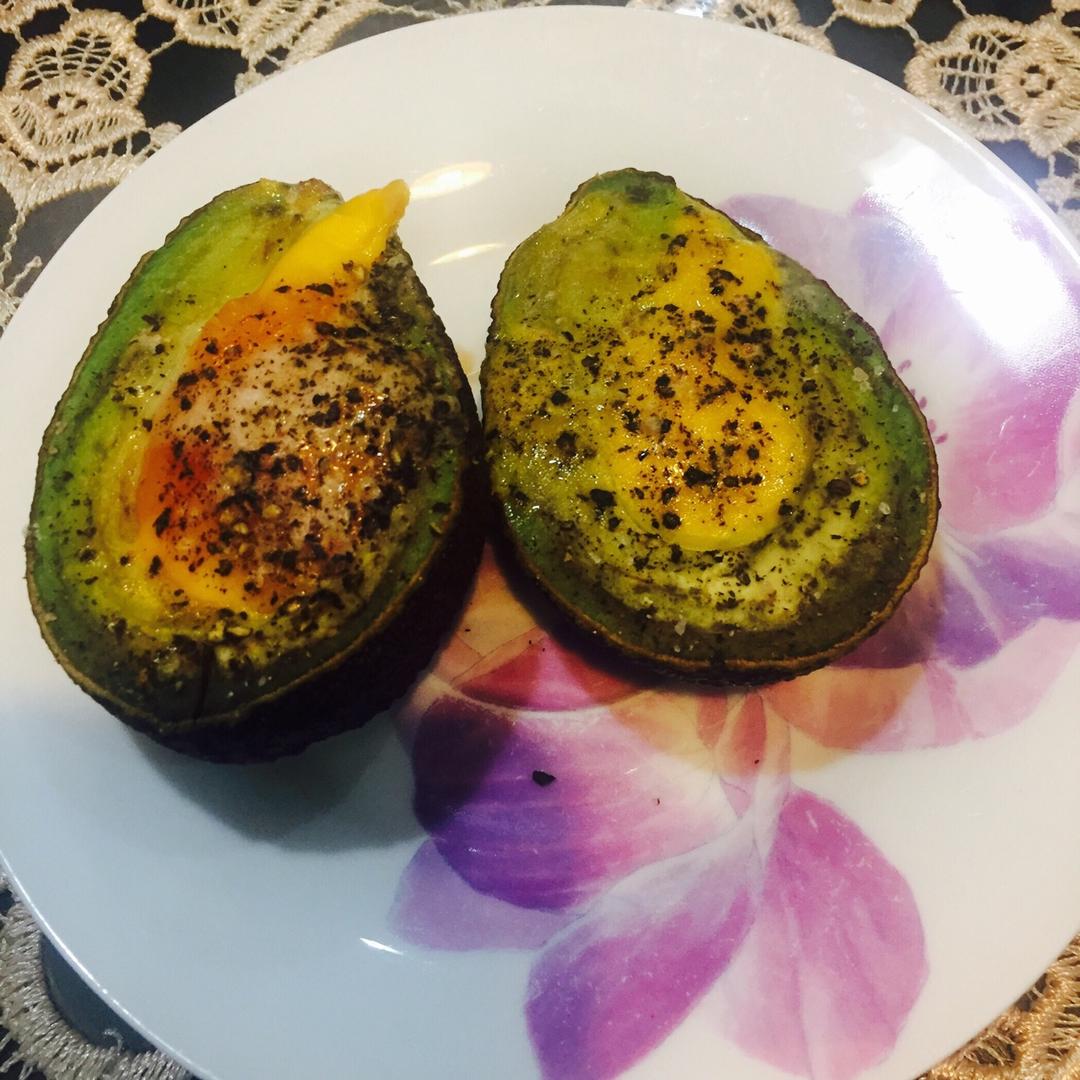牛油果烤鸡蛋