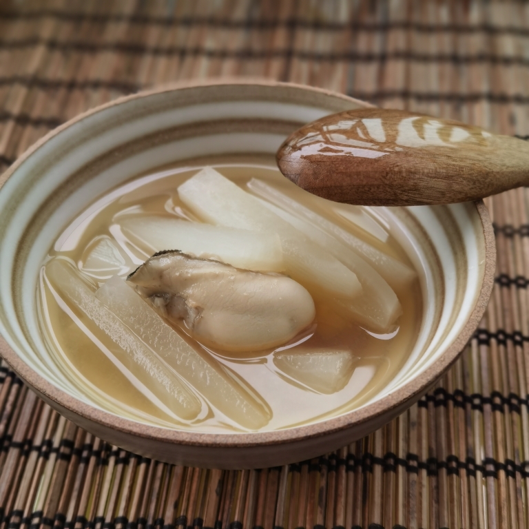 味噌生蚝萝卜汤的做法