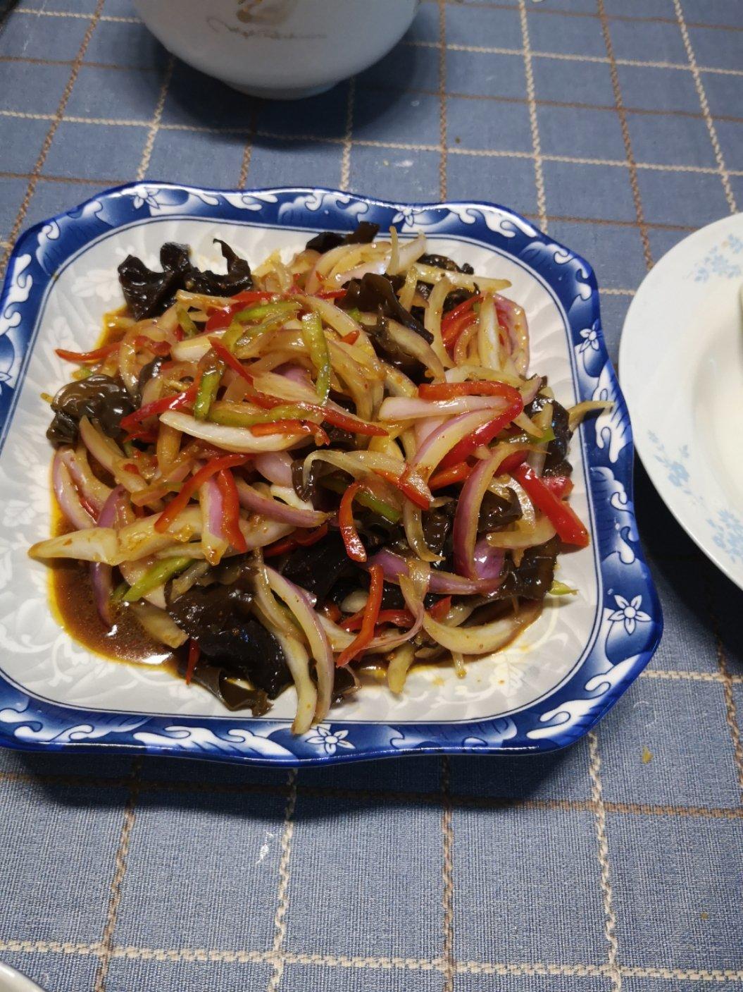 洋葱拌木耳