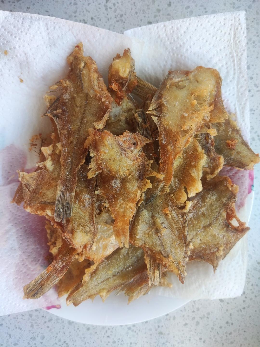 〈炸小偏口鱼〉，就喜欢吃小的，入味。欣小厨 😉