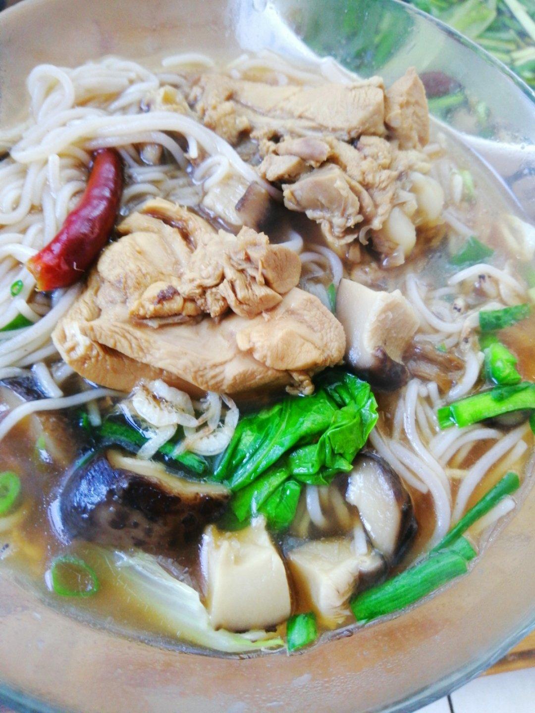 超简单鸡肉香菇米线