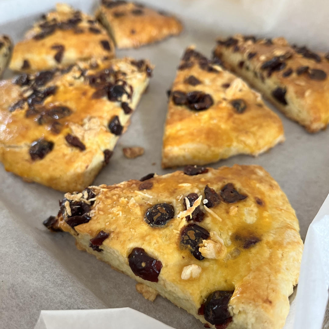 满屋飘香，口口都是满足——酥松香甜的蔓越莓蜜豆司康