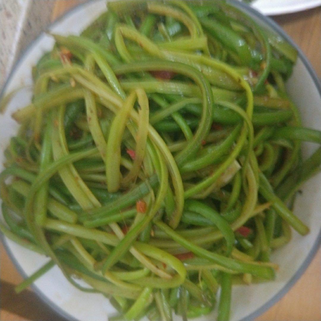 凉拌手撕蒜苔