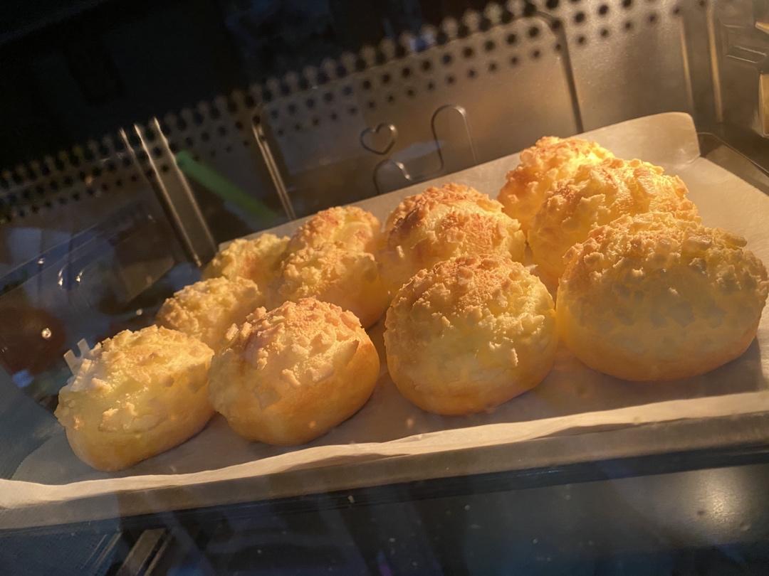 一口就爆浆的卡士达酥皮泡芙