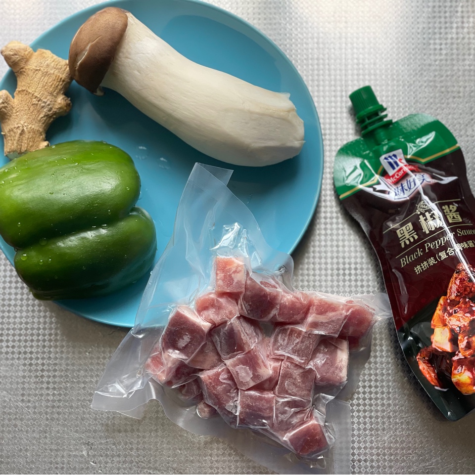 【懒人福音】杏鲍菇黑椒牛肉粒盖浇饭的做法 步骤1