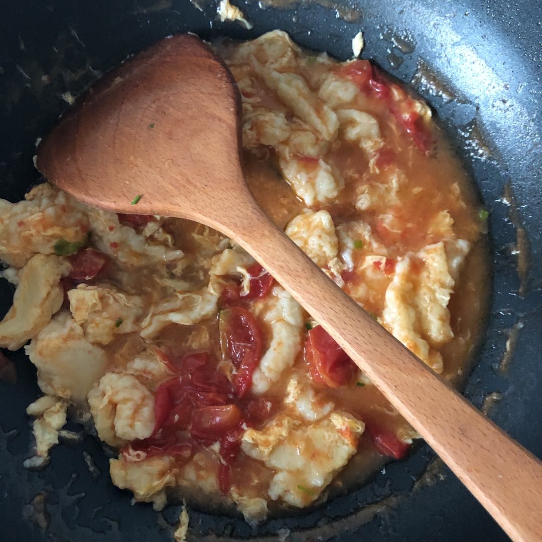 不用揉面就能吃的美味面食——西红柿小鱼面疙瘩
