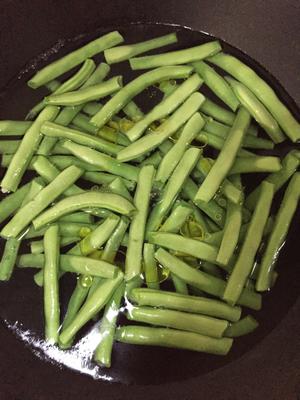 碧绿油亮的炒四季豆的做法 步骤2
