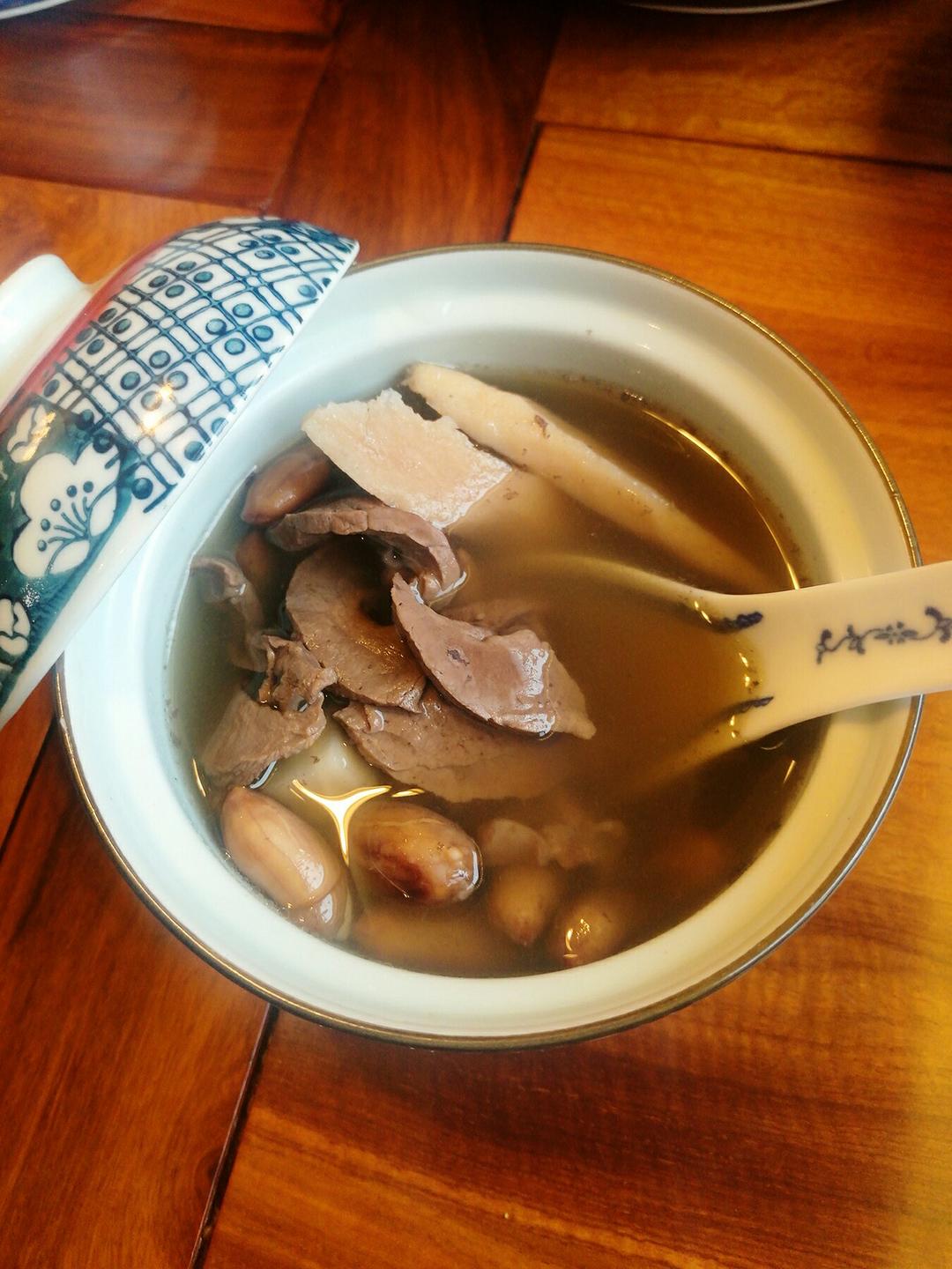 川芎活血行气茯苓安心补心花生米降低胆固醇均为安心补心与猪心辅佐入