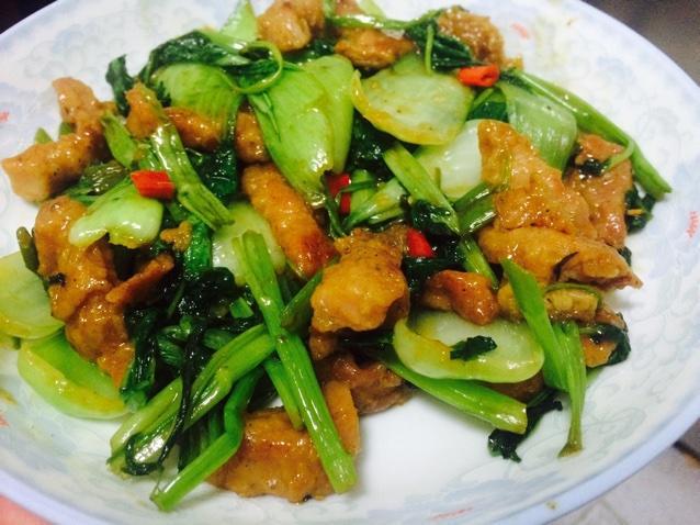 青菜炒酥肉的做法