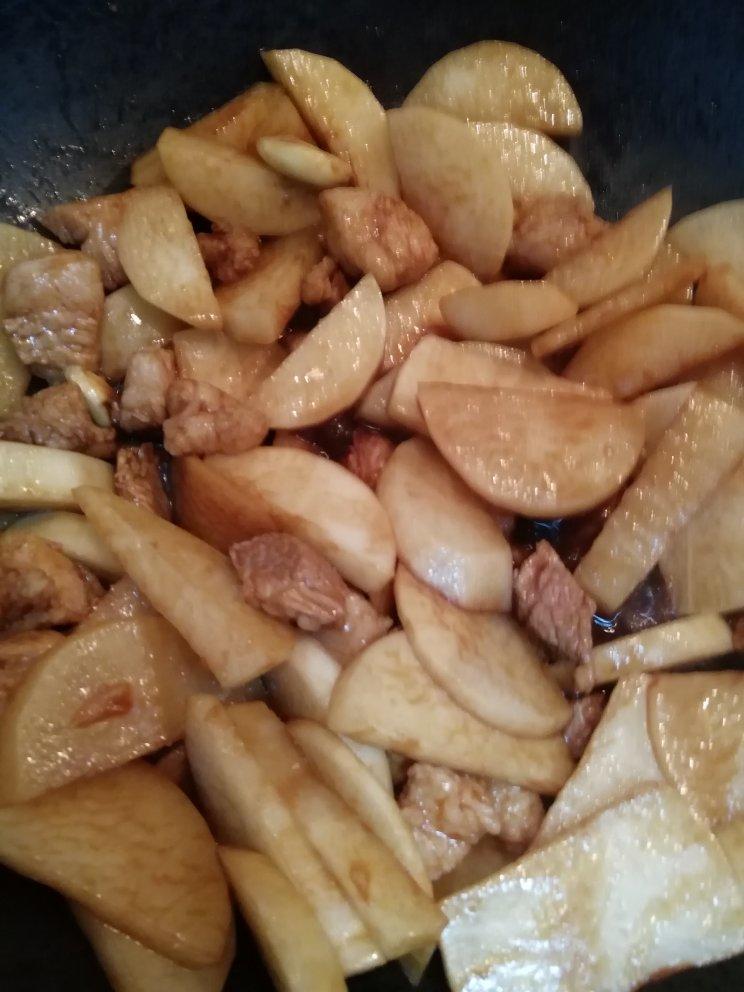 五花肉焖萝卜油豆腐