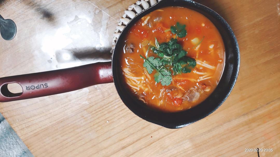 【金针菇番茄肥牛锅】