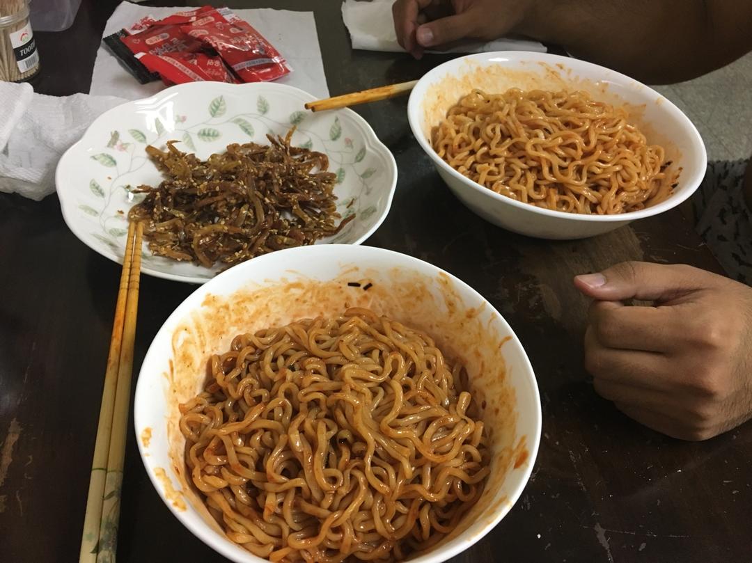 韩国超辣三养火鸡拌面（怎样做不辣又好吃！）