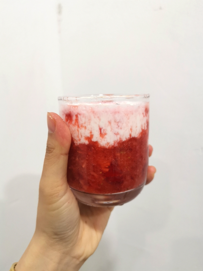 3分钟草莓酸奶🍓的做法