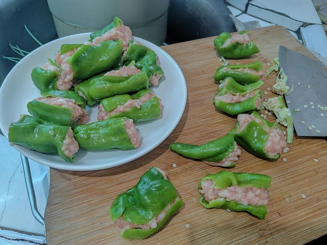 下饭菜“青椒酿肉”，香糯多汁鲜嫩下饭