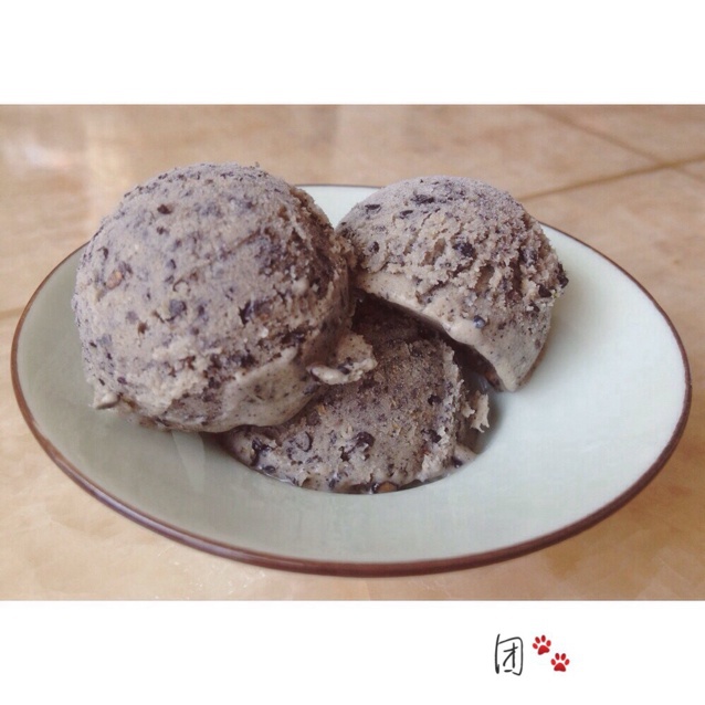 喵恒恒做的黑芝麻冰淇淋