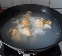 春笋红枣煲鸡汤的做法 步骤3