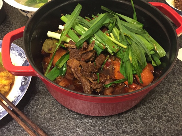 铸铁锅版牛肋条焖胡萝卜土豆