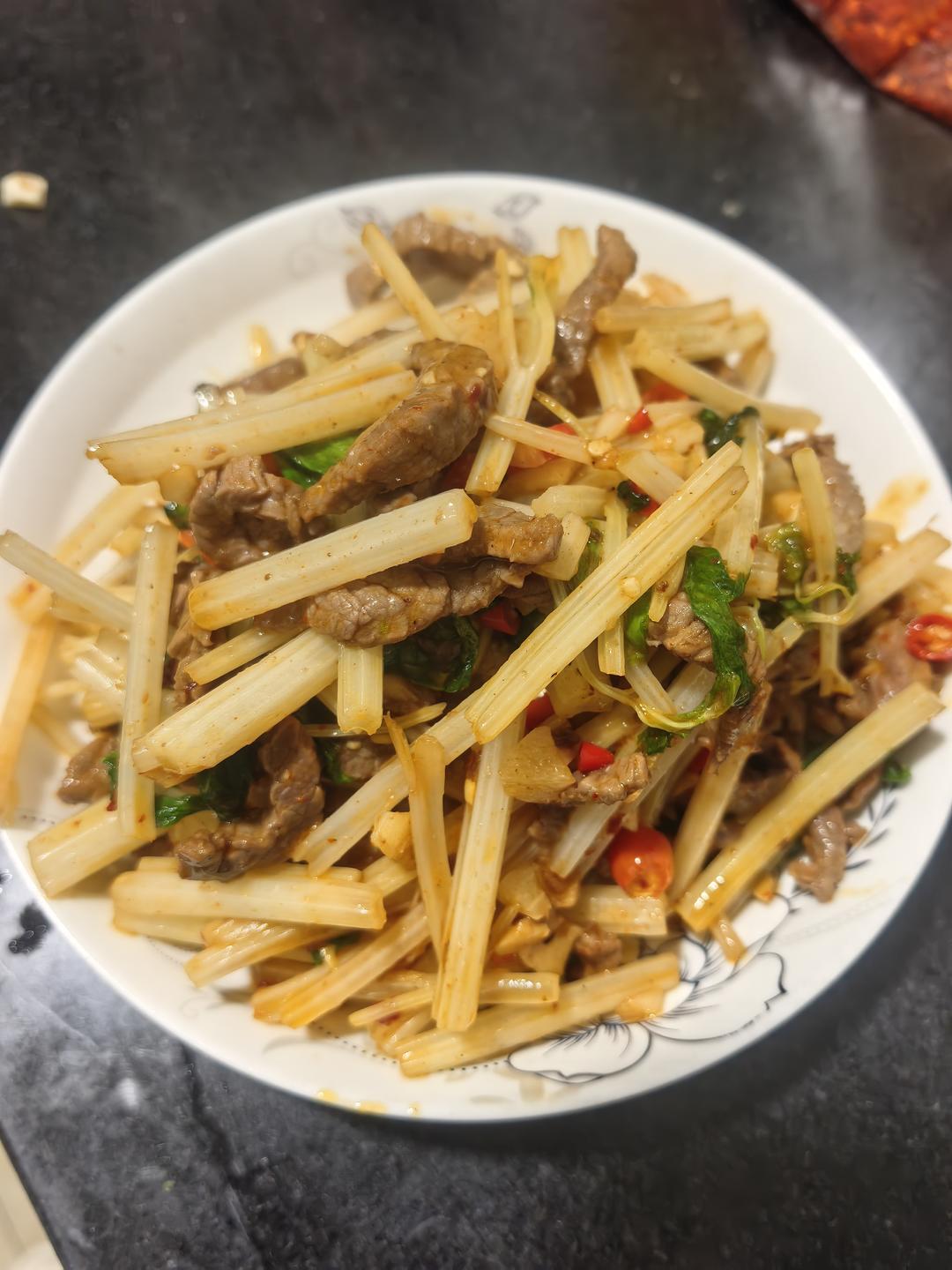 下饭神器又来了，试试这道芹菜炒牛肉！！