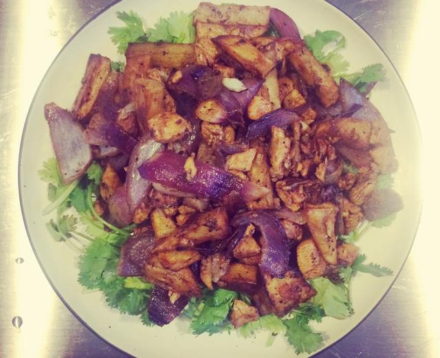 炸薯条拌炒黑椒鸡的做法