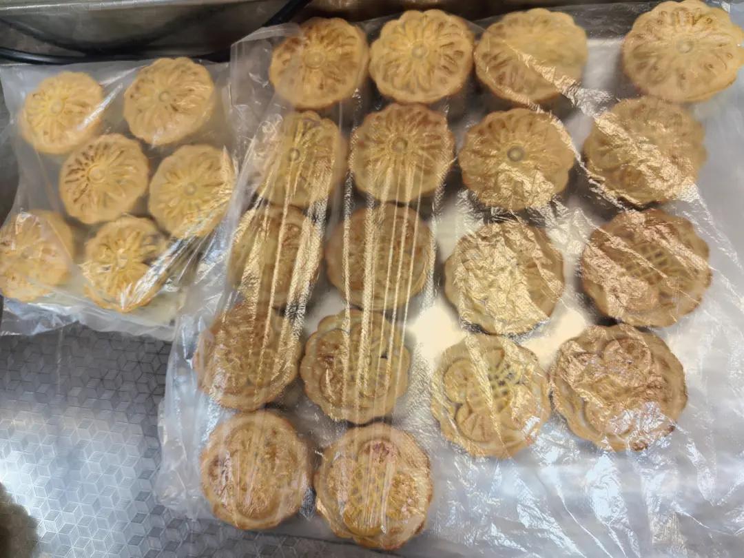 广式月饼—蛋黄芝麻月饼