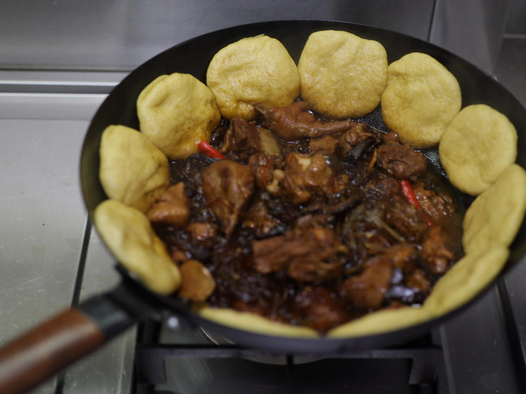 铁锅炖鱼贴饼子