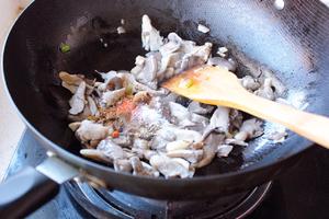 烧烤味素炒蘑菇的做法 步骤5