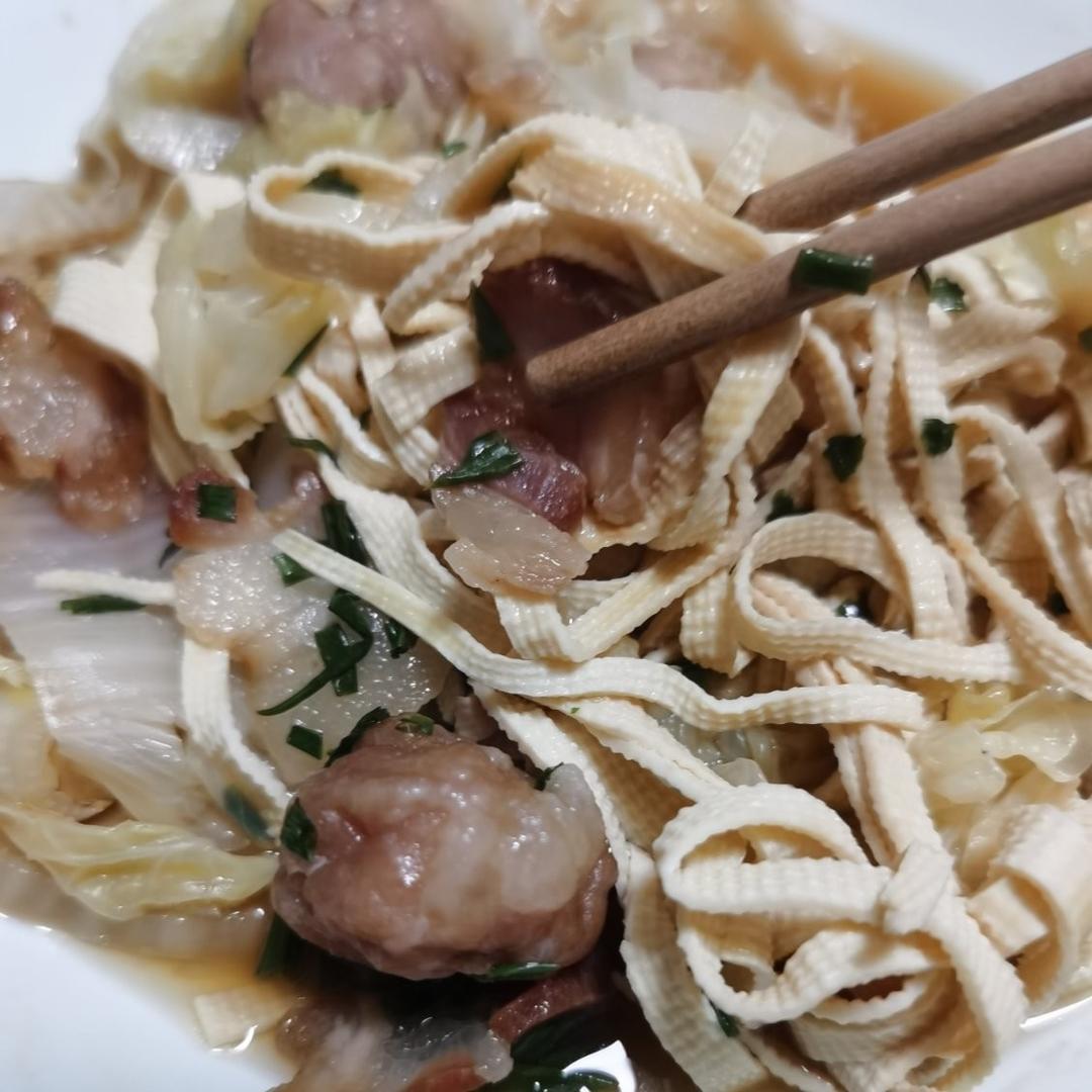 蒸出来的美味～快手家常菜～妈妈腌的咸肉蒸百叶，在加一点白菜，荤素搭配，营养又美味！