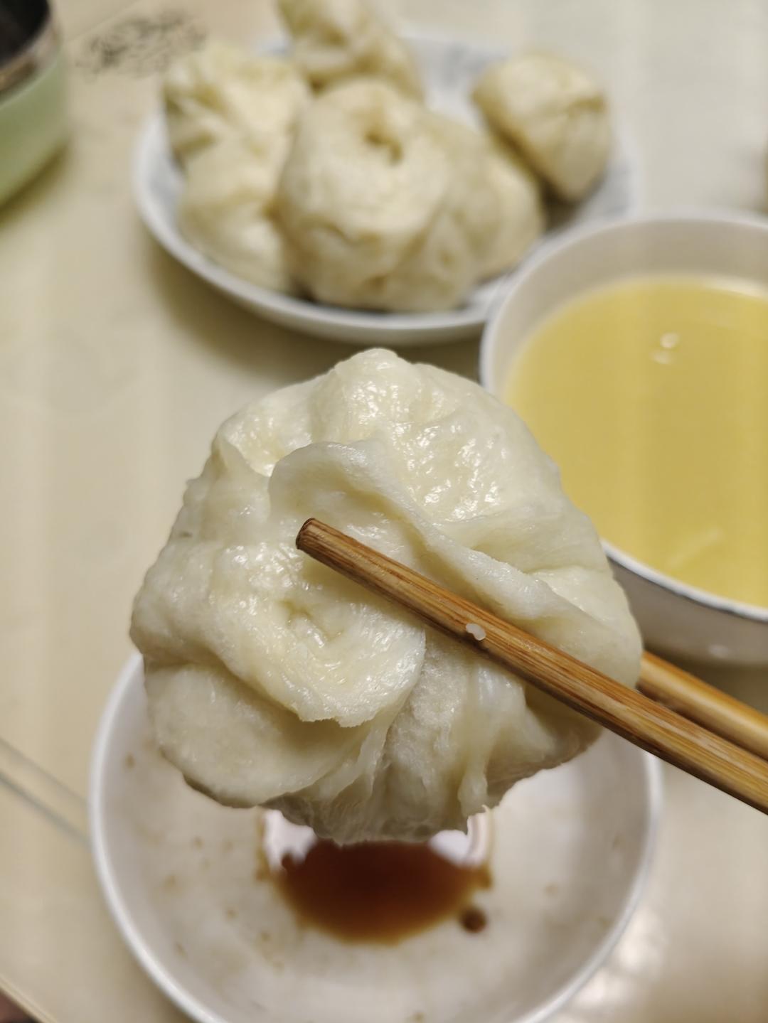 韭菜蒜苗肉馅小笼包