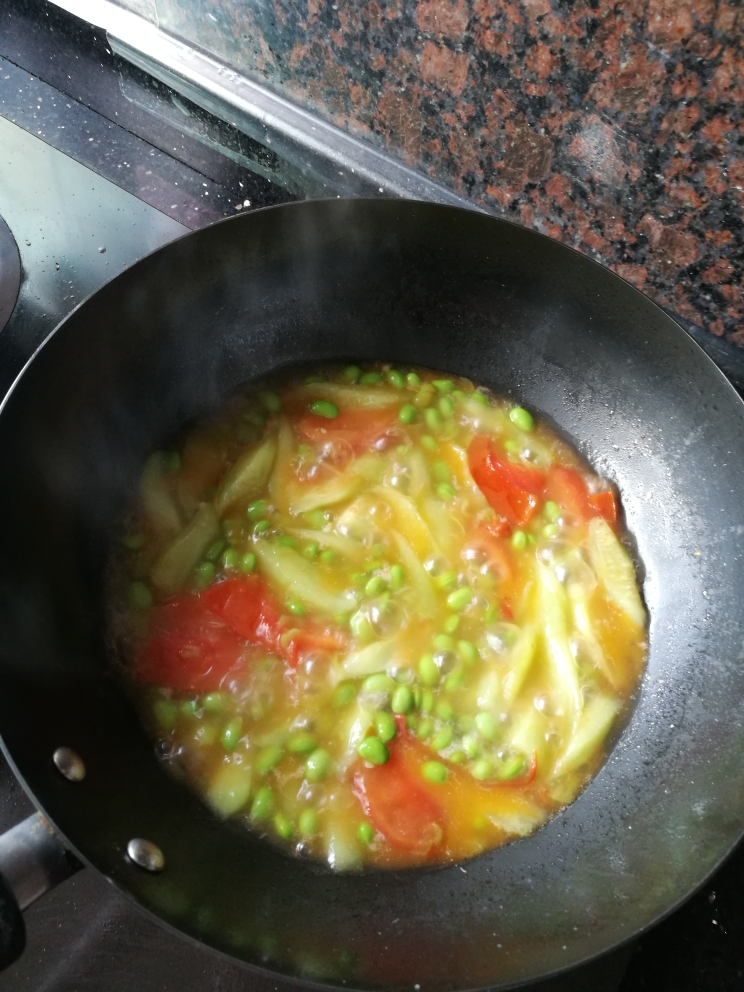 丝瓜西红柿毛豆汤的做法 步骤3