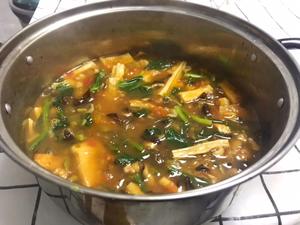 菠菜香菇木耳腐竹豆腐杂汤的做法 步骤11