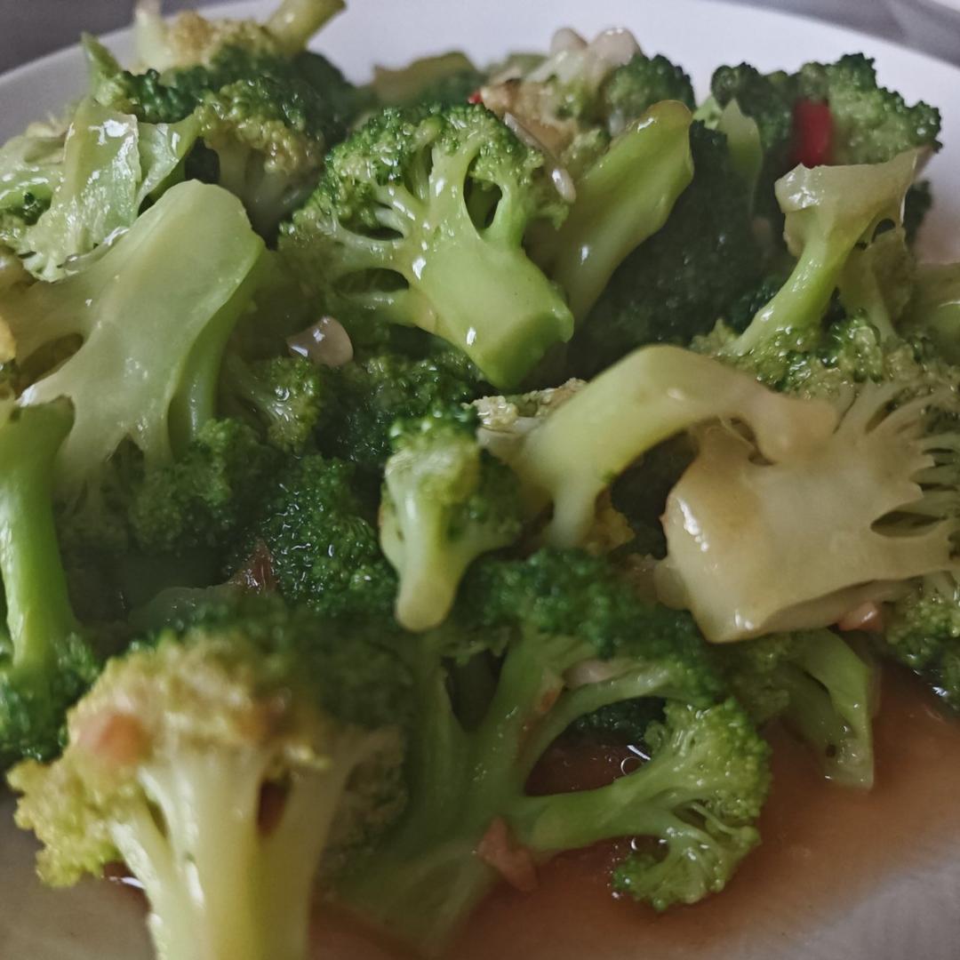 好吃到爆的耗油蒜蓉西兰花(从不修图，喜欢请关注)