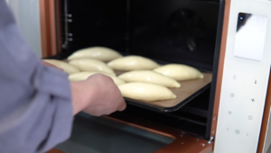 一个面团就能撑起一家店的台式面包—肉松包的做法 步骤15