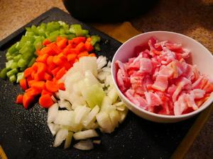 培根奶油土豆浓汤的做法 步骤1