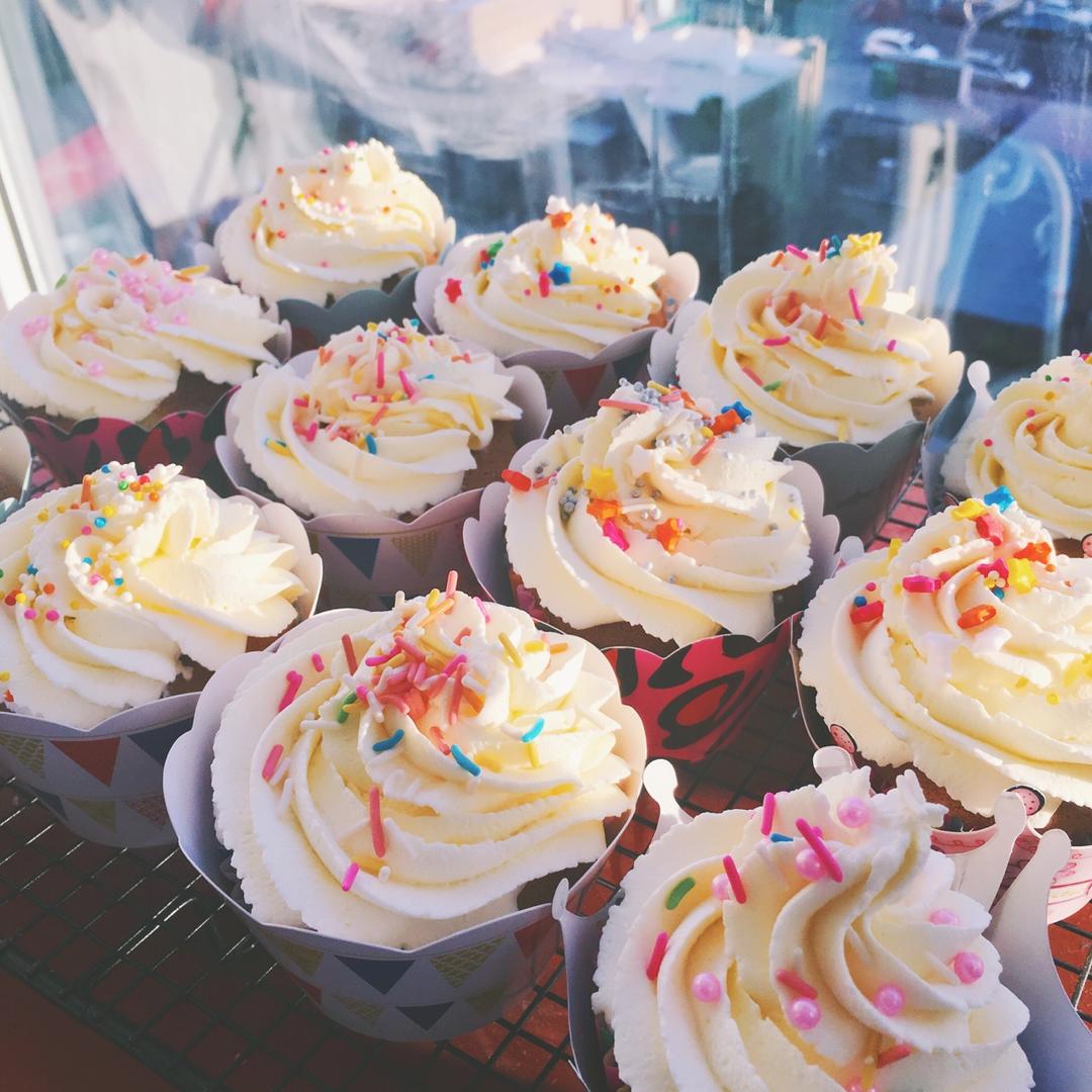 淡奶油纸杯蛋糕