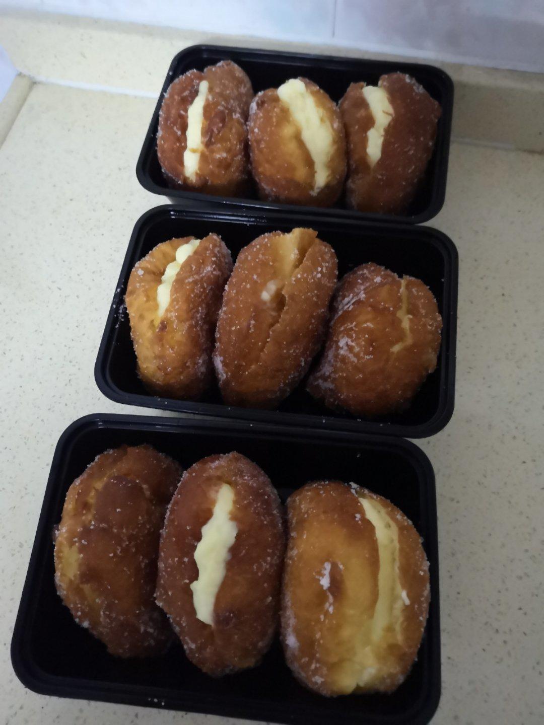 好吃到哭泣的甜甜圈VANILLA CREAM-FILLED DOUGHNUTS