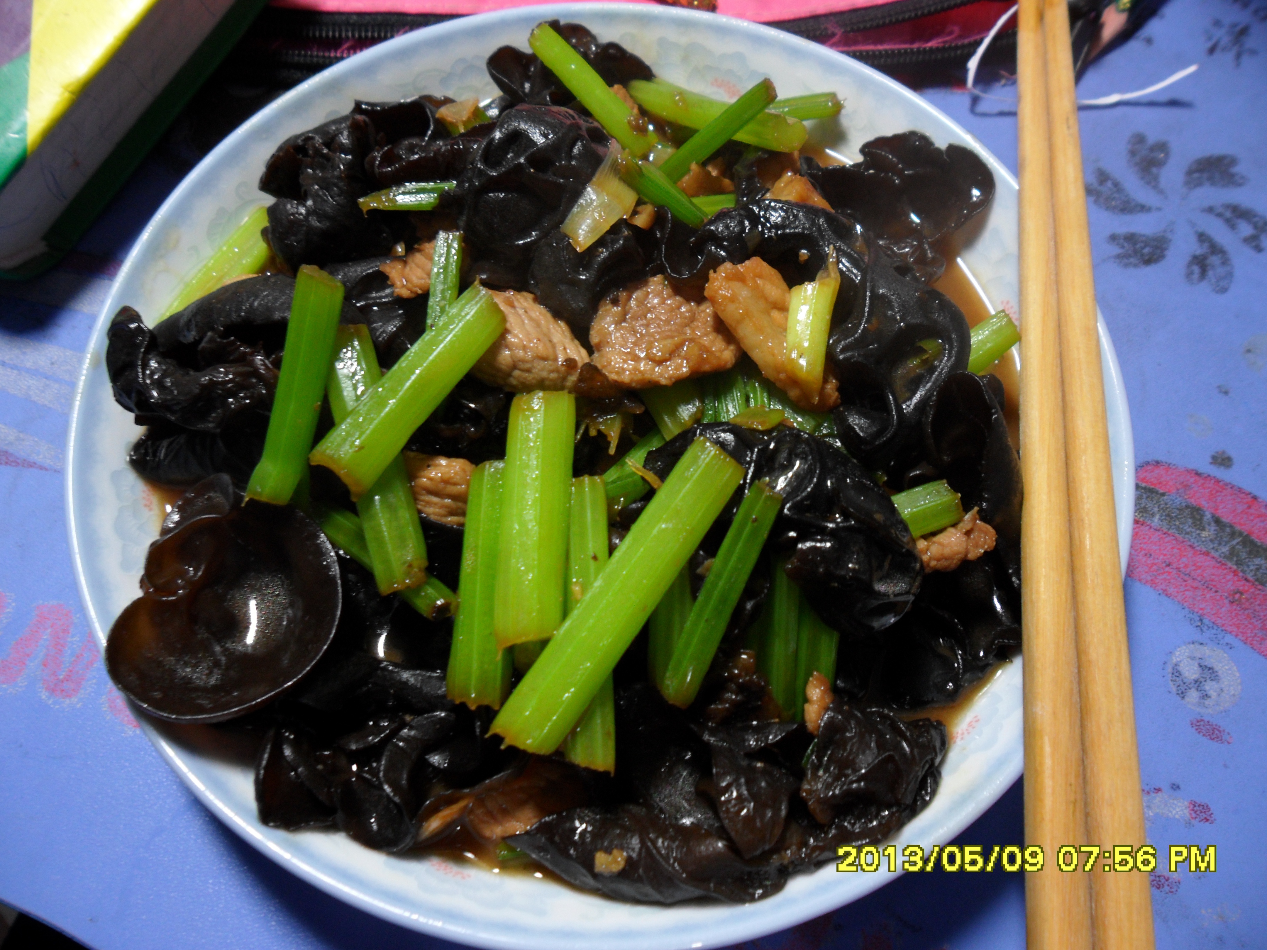 芹菜木耳炒肉丝