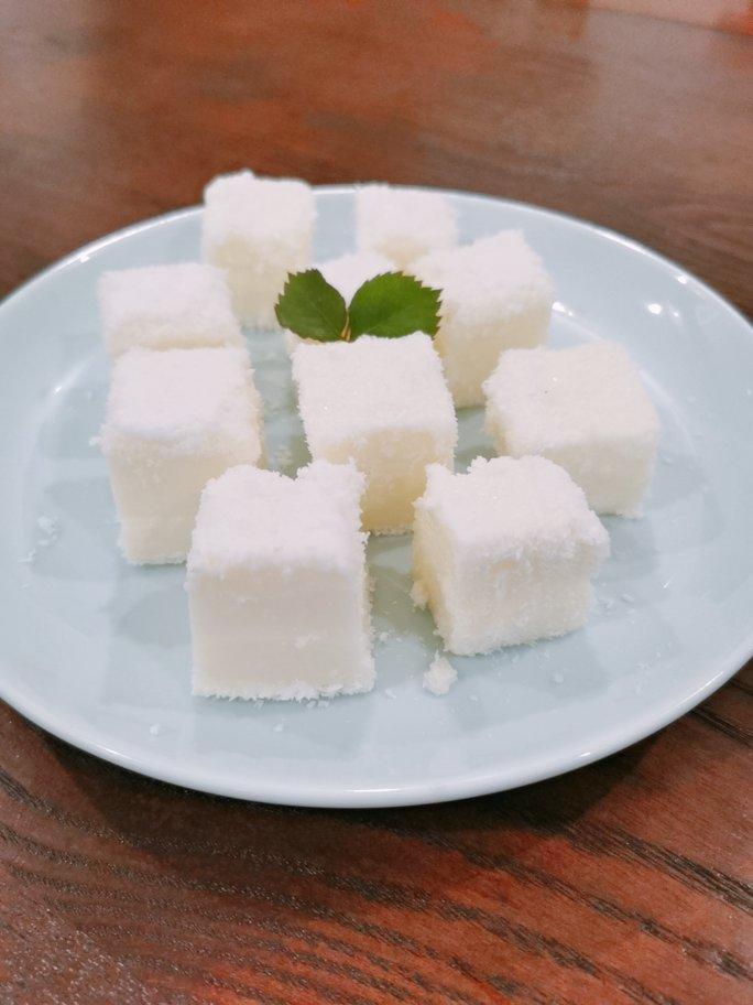 不用烤箱的小甜品 牛奶草莓小方（踏雪寻莓）