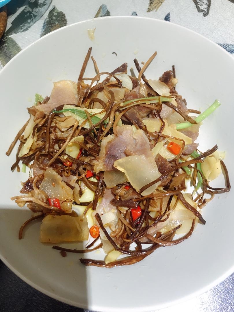 茶树菇炒腊肉