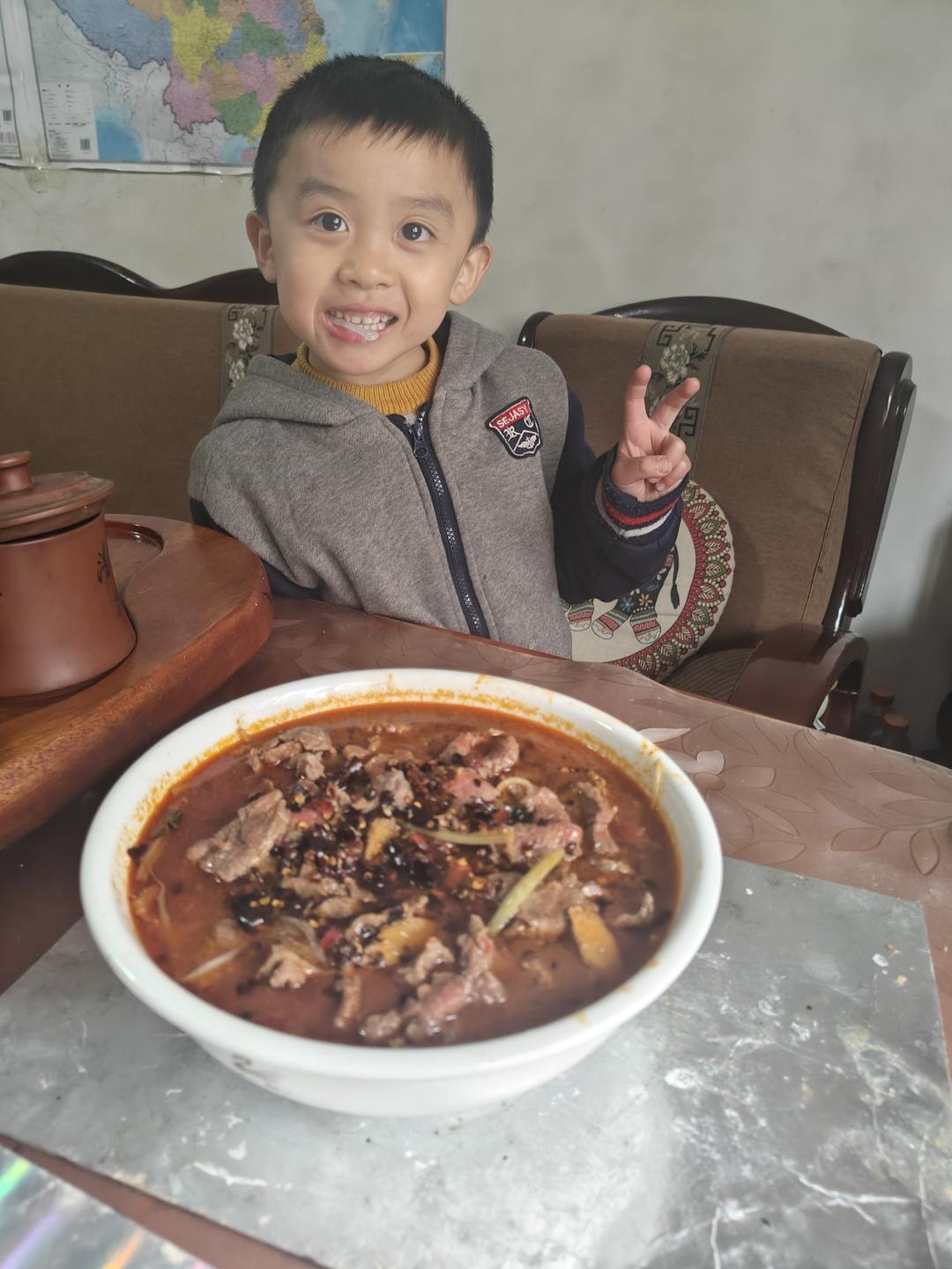 厨师长教你：“传统版水煮牛肉”的家常做法，麻辣味厚，肉质细嫩