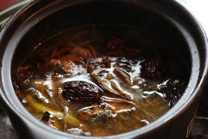 乌鸡红枣茶树菇汤的做法 步骤8