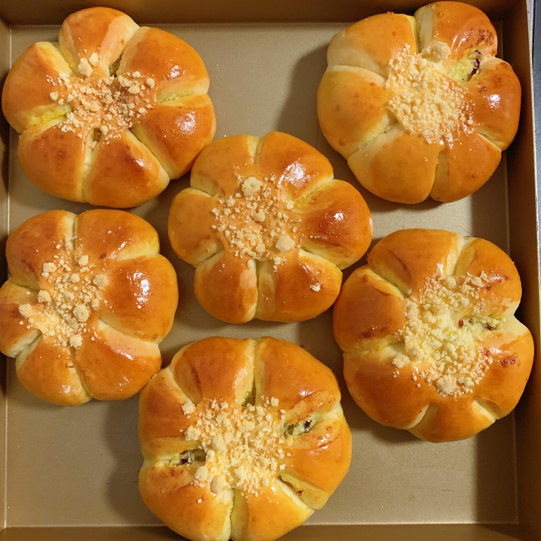 慵懒小猫3做的蔓越莓椰蓉小面包